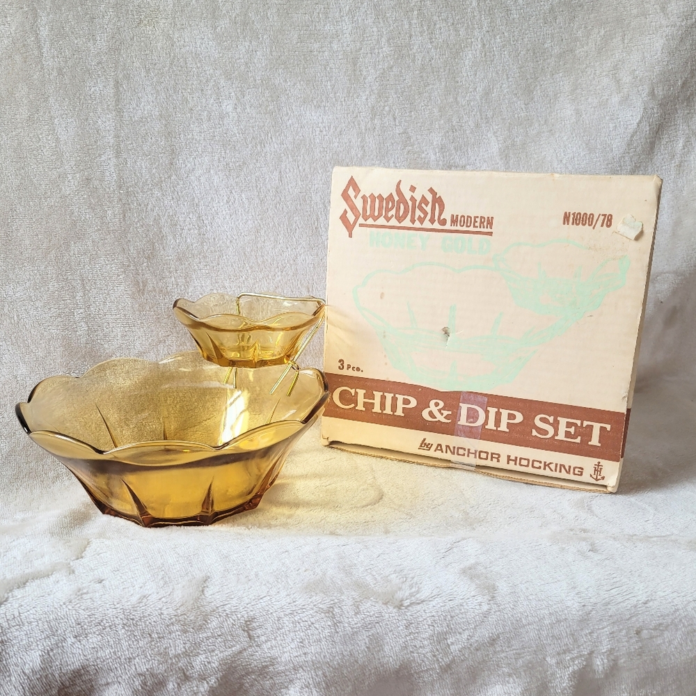 Vintage Anchor Hocking Honey Gold 3pc chip and dip bowl set with box
